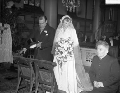 Huwelijk van de heer Hans Smulders Het bruidspaar tijdens het kerkelijk huwelij, Bestanddeelnr 904-3799 photo