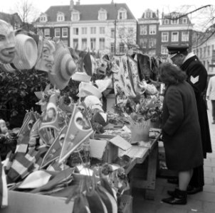 Huwelijk prinses Beatrix en Claus von Amsberg , stalletjes met feestartikelen, Bestanddeelnr 918-8933