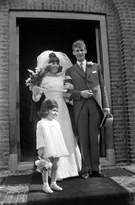Huwelijk Trea Dobbs en Harry van Hooff te Eindhoven, bruidspaar bij stadhuis, Bestanddeelnr 920-1671 photo