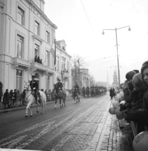 Huwelijk prinses Margriet en mr. Pieter van Vollenhoven rookbommen tijdens de ri, Bestanddeelnr 919-9744