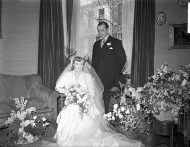 Huwelijk van de heer Hans Smulders met Mary Sevenstern. Het bruidspaar, Bestanddeelnr 904-3804 photo