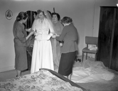 Huwelijk van de heer Hans Smulders met Mary Sevenstern. De bruid wordt aangeklee, Bestanddeelnr 904-3800 photo