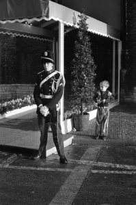Huwelijk prinses Margriet en mr. Pieter van Vollenhoven rookbommen tijdens de ri, Bestanddeelnr 919-9739