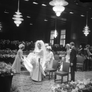 Huwelijk prinses Beatrix en Claus von Amsberg , bruidspaar, Bestanddeelnr 918-8795