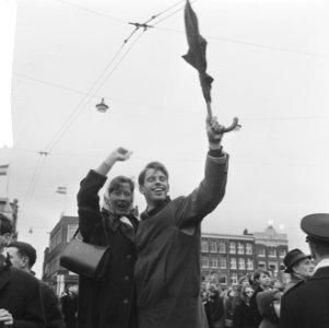 Huwelijk prinses Beatrix en Claus von Amsberg , een paartje zwaaiend, Bestanddeelnr 918-8979