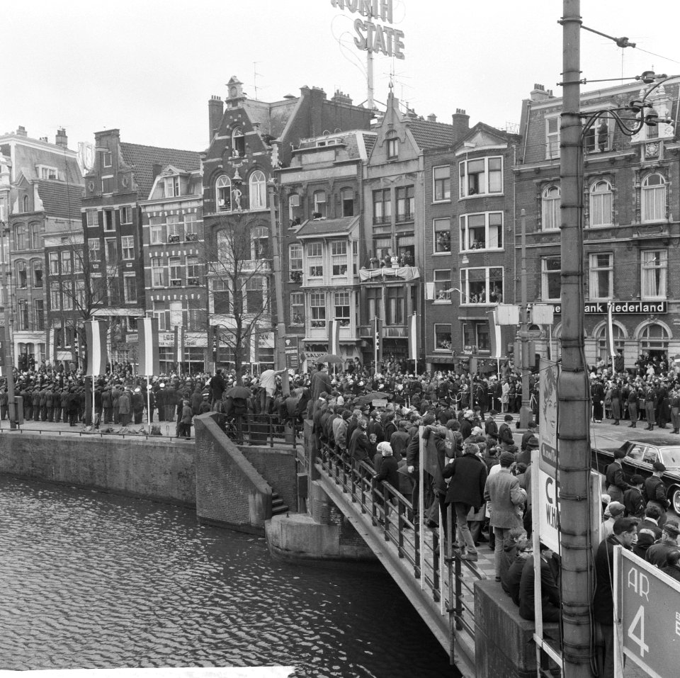 Huwelijk prinses Beatrix en Claus von Amsberg , drukte langs route, Bestanddeelnr 918-9009