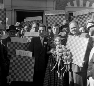 Huwelijk Roozenburg (wereldkampioen dammen) rechts Keller, Bestanddeelnr 904-7950