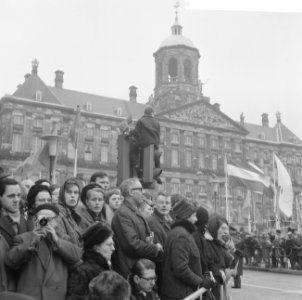 Huwelijk prinses Beatrix en Claus von Amsberg , mensen bij de Dam, Bestanddeelnr 918-9025