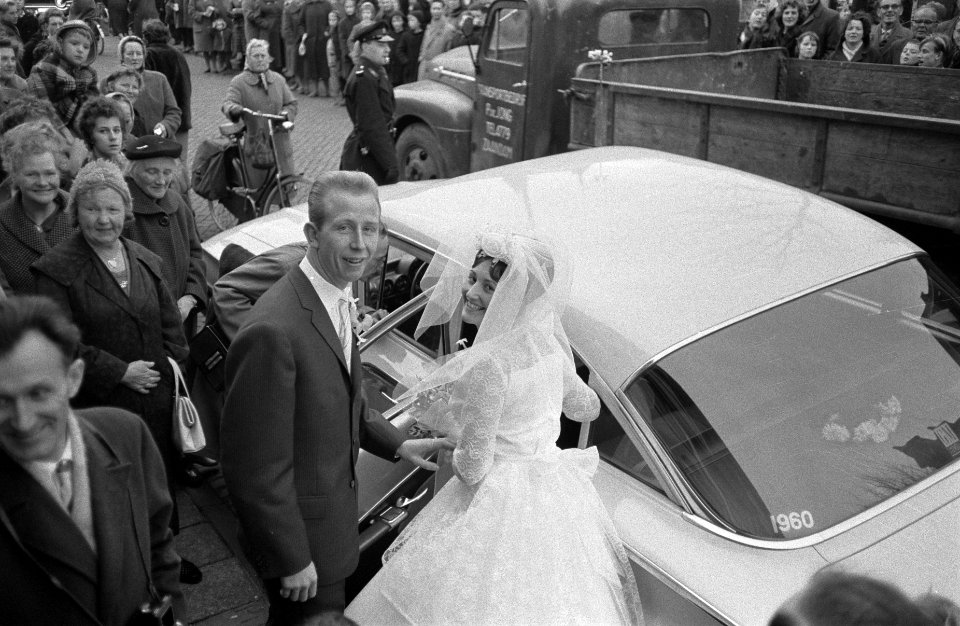 Huwelijk van H Groot , speler van Ajax, met Elly Kaayk in Koog aan de Zaan, Bestanddeelnr 911-8313