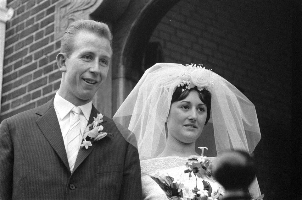 Huwelijk van H. Groot , speler van Ajax, met Elly Kaayk in Koog aan de Zaan , he, Bestanddeelnr 911-8321