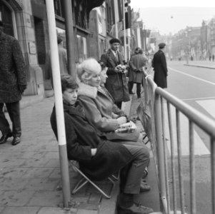 Huwelijk prinses Beatrix en Claus von Amsberg , mensen wachten langs route, Bestanddeelnr 918-8934