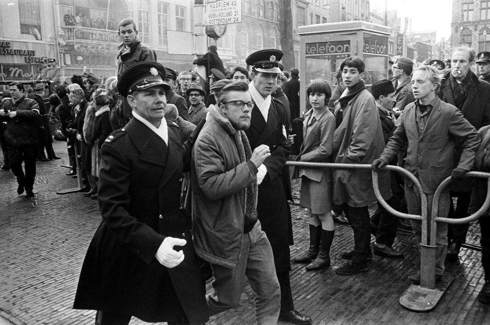 Huwelijk prinses Margriet en mr. Pieter van Vollenhoven rookbommen tijdens de ri, Bestanddeelnr 919-9732