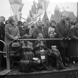 Huwelijk prinses Beatrix en Claus von Amsberg , vrouwen langs route (aan het bre, Bestanddeelnr 918-8908