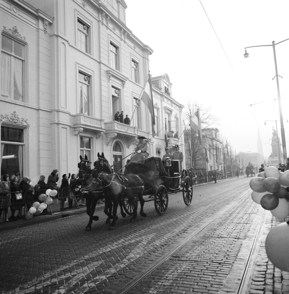 Huwelijk prinses Margriet en mr. Pieter van Vollenhoven rookbommen tijdens de ri, Bestanddeelnr 919-9745