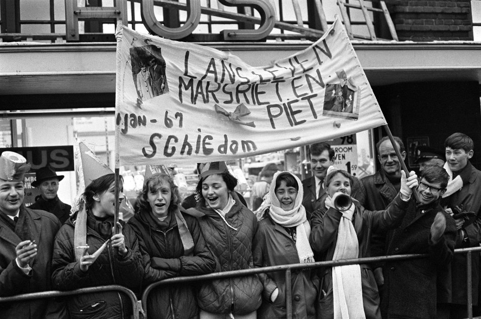 Huwelijk prinses Margriet en mr. Pieter van Vollenhoven rookbommen tijdens de ri, Bestanddeelnr 919-9733