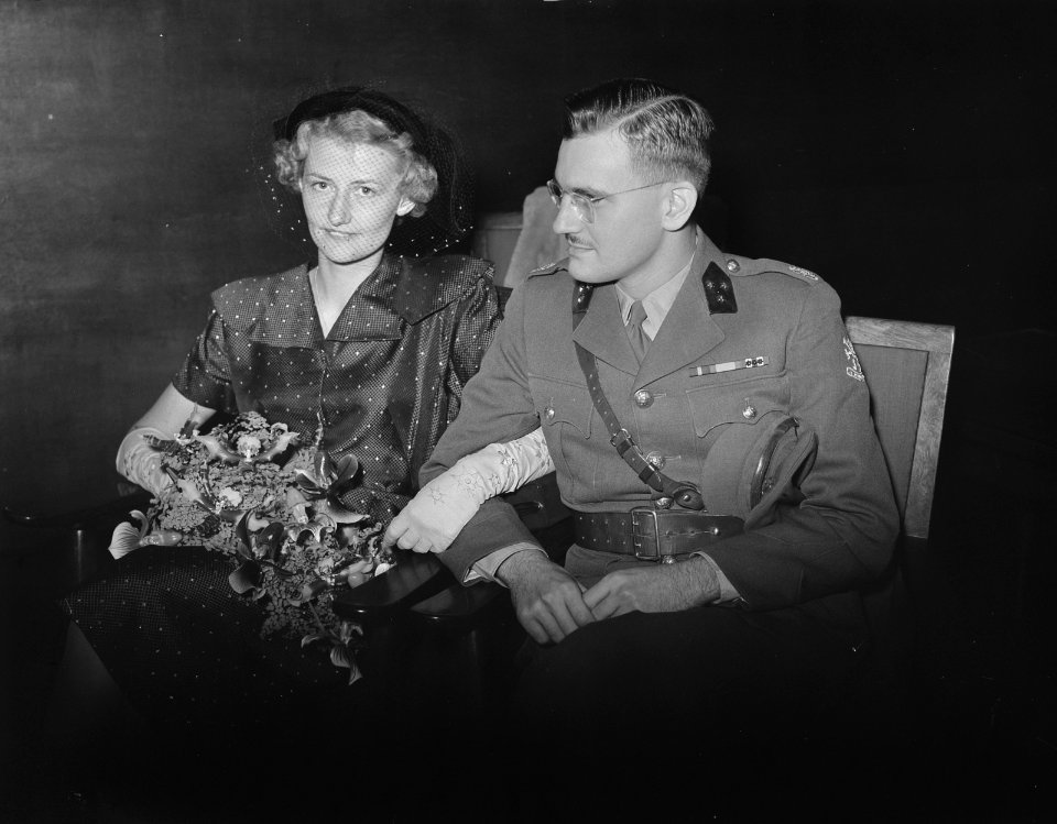 Huwelijk Dr. J.A. van Meurs (kapitein-arts) en mejuffrouw Ida Gerssen (stewardes, Bestanddeelnr 904-2758