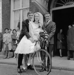 Huwelijk Cor Schuuring (wielrenner) met Rietje Schulte beiden op de fiets, Bestanddeelnr 916-3169