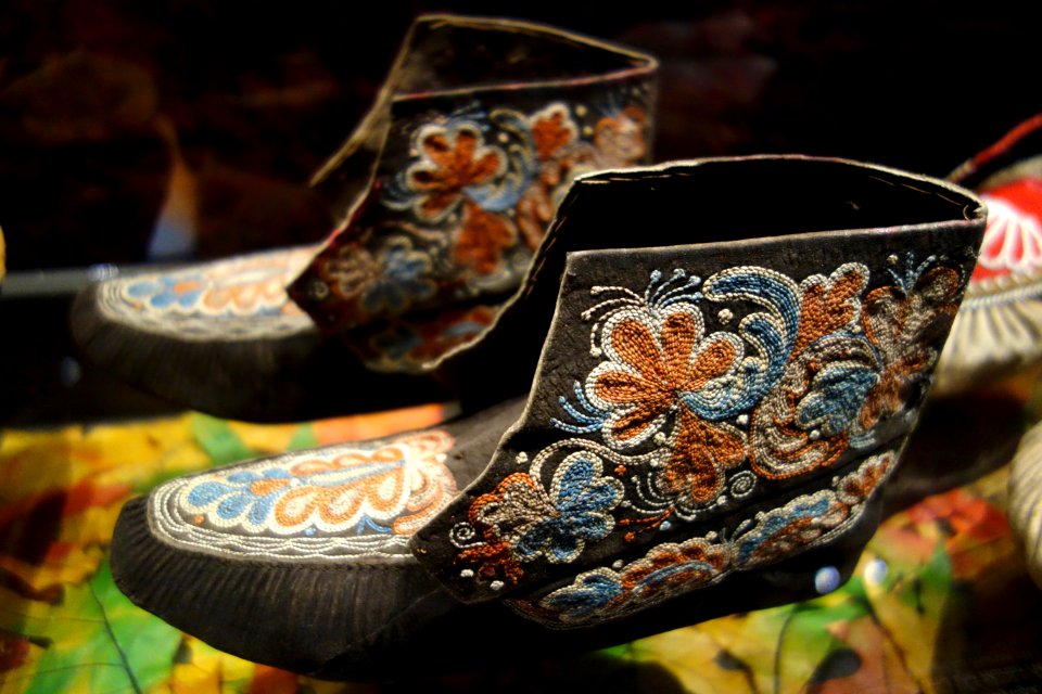 Huron (Wyandot) moccasins, 1780-1800, deerskin with moose hair embroidery - Bata Shoe Museum - DSC00674