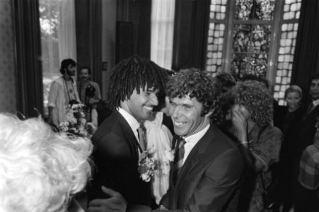Huwelijk Ruud Gullit met Yvonne de Vries met getuige Wim van Hanegem, Bestanddeelnr 933-0600