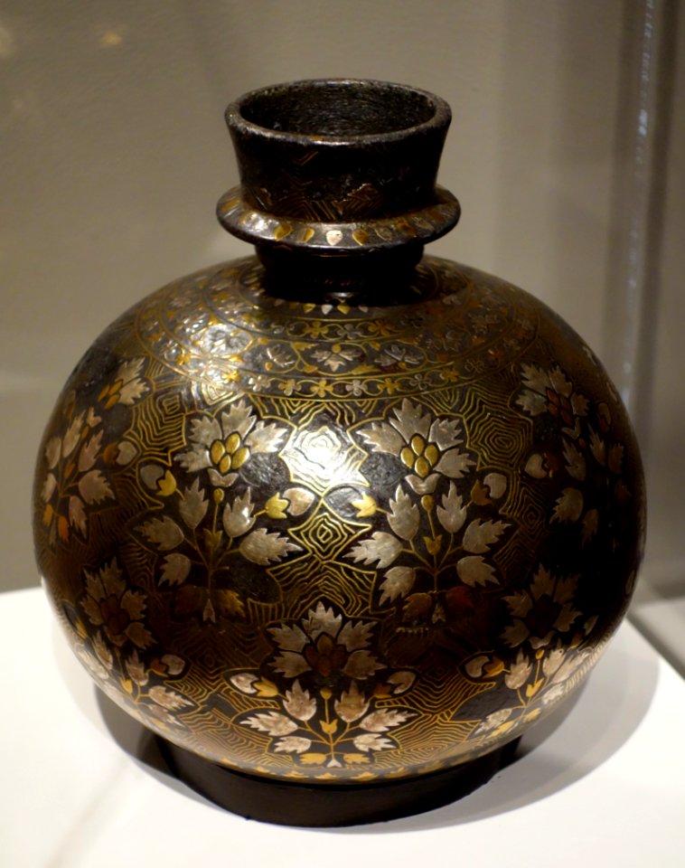 Huqqa (waterpipe) base, Deccan India, 17th century, metal alloy inlaid with silver and brass - Cincinnati Art Museum - DSC03223