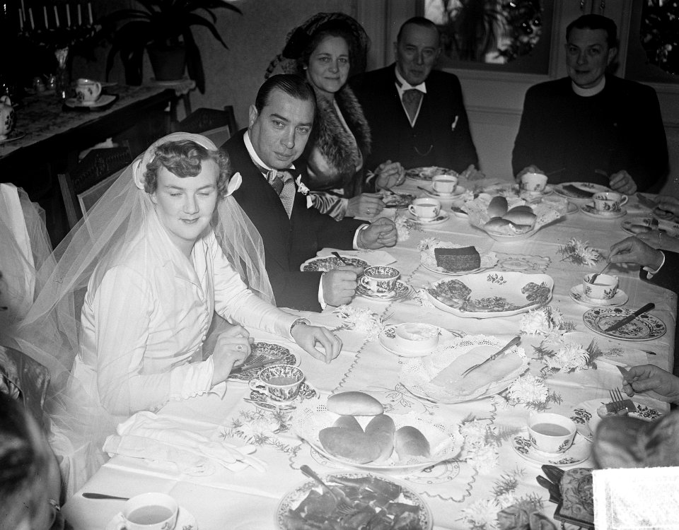 Huwelijk van de heer Hans Smulders met Mary Sevenstern te Dieren. Broodmaaltijd., Bestanddeelnr 934-5334 photo