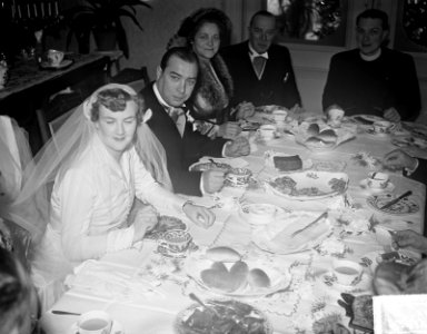 Huwelijk van de heer Hans Smulders met Mary Sevenstern te Dieren. Broodmaaltijd., Bestanddeelnr 934-5334 photo