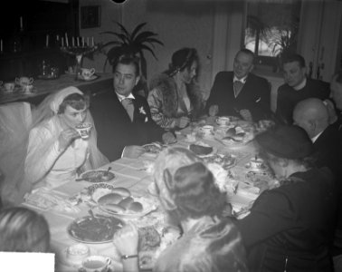 Huwelijk van de heer Hans Smulders met Mary Sevenstern te Dieren. Broodmaaltijd., Bestanddeelnr 904-3838 photo