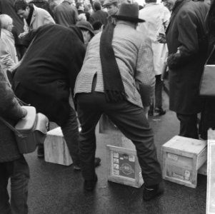 Huwelijk prinses Beatrix en Claus von Amsberg , mensen langs route, Bestanddeelnr 918-8967