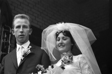 Huwelijk van H. Groot , speler van Ajax, met Elly Kaayk in Koog aan de Zaan , he, Bestanddeelnr 911-8320