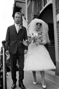 Huwelijk van H. Groot , speler van Ajax, met Elly Kaayk in Koog aan de Zaan , he, Bestanddeelnr 911-8315