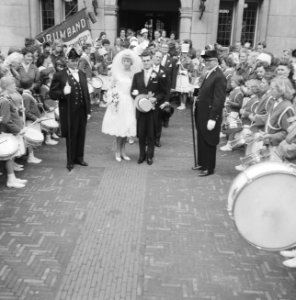 Huwelijk Ria Valk met H. de Keulenaar, aubade drumband van Gennep, Bestanddeelnr 914-0958