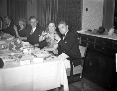 Huwelijk van de heer Hans Smulders met Mary Sevenstern. Huwelijksgasten tijdens , Bestanddeelnr 904-3817 photo