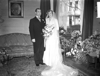 Huwelijk van de heer Hans Smulders met Mary Sevenstern. Het bruidspaar, Bestanddeelnr 904-3805 photo