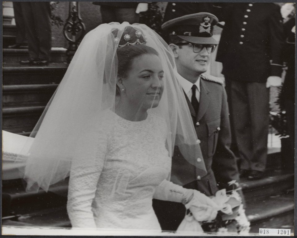 Huwelijk prinses Margriet en mr. Van Vollenhove. Het bruidspaar verlaat Huis ten, Bestanddeelnr 018-1201