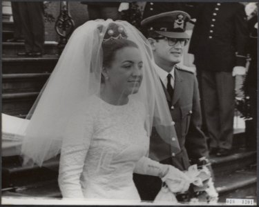 Huwelijk prinses Margriet en mr. Van Vollenhove. Het bruidspaar verlaat Huis ten, Bestanddeelnr 018-1201