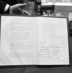 Huwelijk prinses Beatrix en Claus von Amsberg , Huwelijksakte, Bestanddeelnr 918-9167