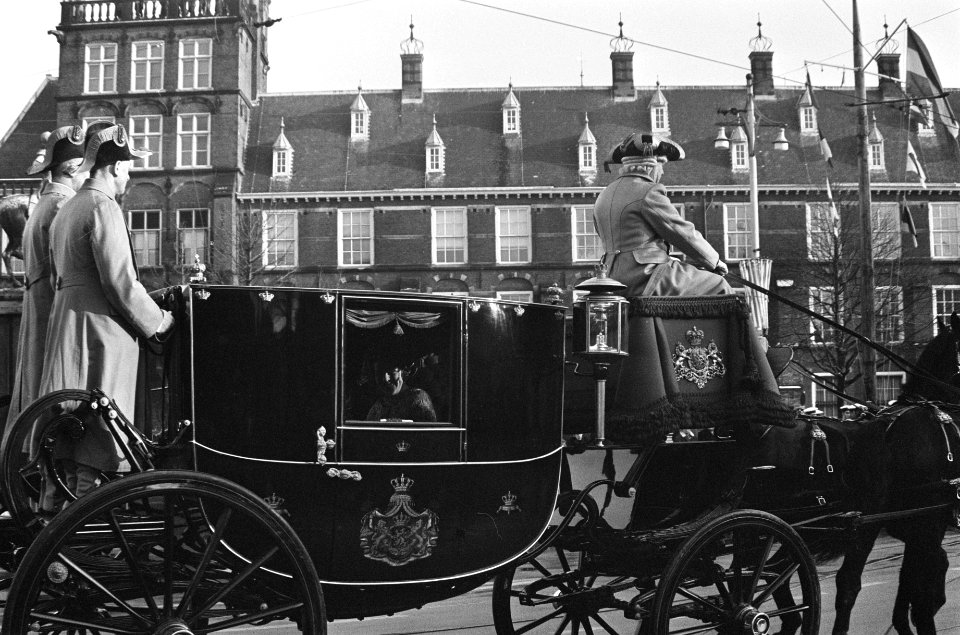 Huwelijk prinses Margriet en mr. Pieter van Vollenhoven rookbommen tijdens de ri, Bestanddeelnr 919-9737