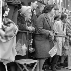 Huwelijk prinses Beatrix en Claus von Amsberg , kinderen met vlaggetjes, Bestanddeelnr 918-8957