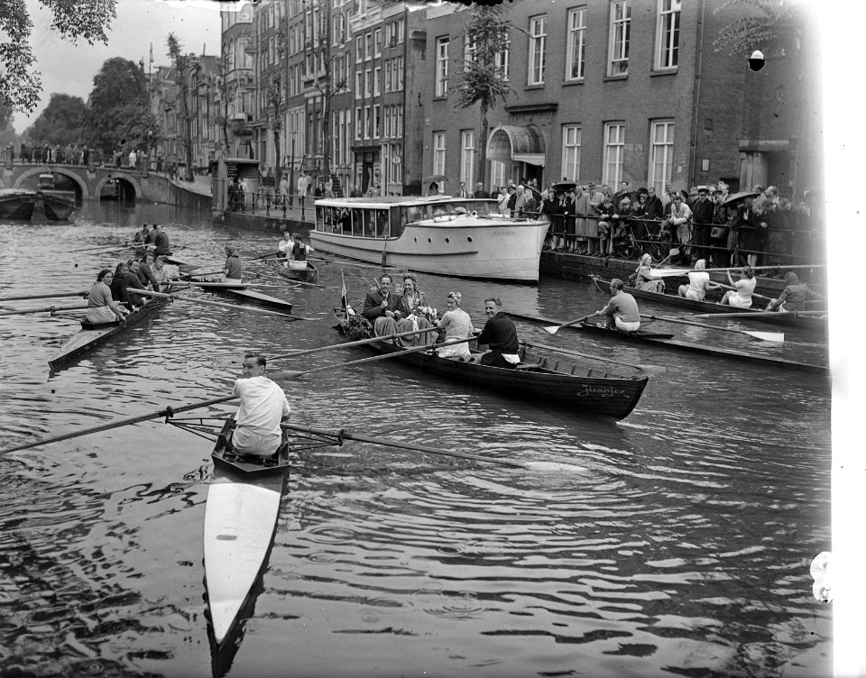 Huwelijk van directeur Tempo. Bruidspaar in roeiboot in gracht, Bestanddeelnr 901-8961