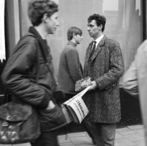 Huwelijk prinses Beatrix en Claus von Amsberg , man met vlaggetjes en speldjes, Bestanddeelnr 918-8937