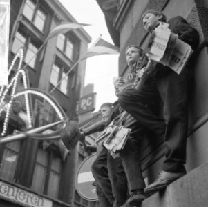 Huwelijk prinses Beatrix en Claus von Amsberg , jongetjes met vlaggetjes, Bestanddeelnr 918-9002