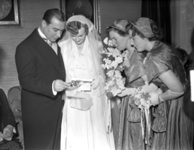 Huwelijk van de heer Hans Smulders met Mary Sevenstern. Bruidspaar met bruidsmei, Bestanddeelnr 904-3823 photo