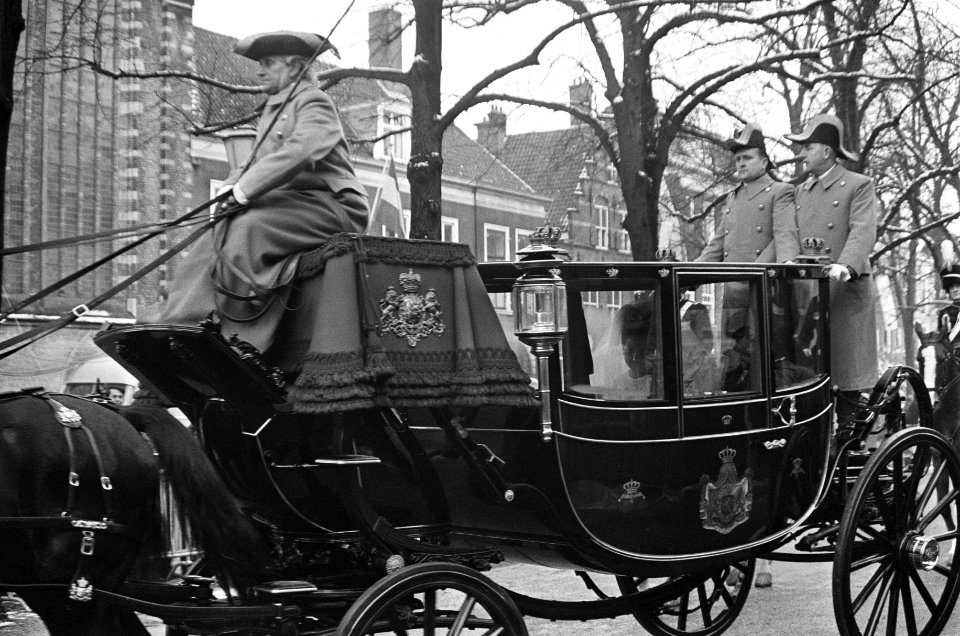 Huwelijk prinses Margriet en mr. Pieter van Vollenhoven rookbommen tijdens de ri, Bestanddeelnr 919-9736
