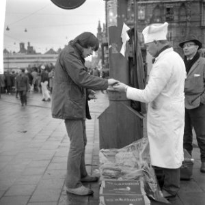 Huwelijk prinses Beatrix en Claus von Amsberg , jongen bij visstalletje, Bestanddeelnr 918-8971