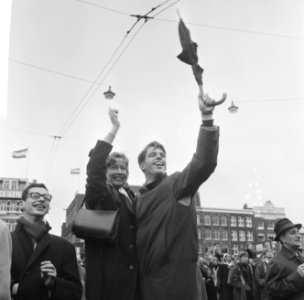 Huwelijk prinses Beatrix en Claus von Amsberg , een paartje zwaaiend, Bestanddeelnr 918-9010