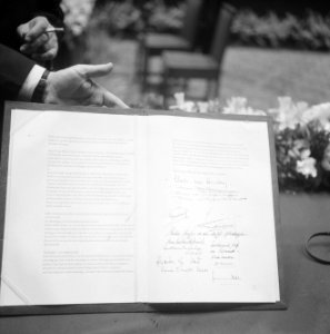 Huwelijk prinses Beatrix en Claus von Amsberg , binnenkomst dominees en bruidspa, Bestanddeelnr 934-6481