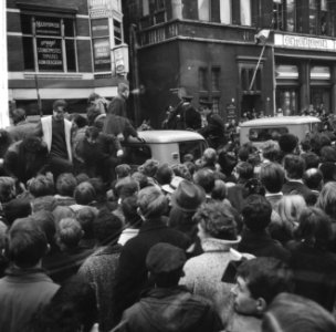 Huwelijk prinses Beatrix en Claus von Amsberg , drukte langs route, Bestanddeelnr 918-8982