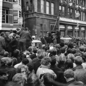 Huwelijk prinses Beatrix en Claus von Amsberg , drukte langs route, Bestanddeelnr 918-8980