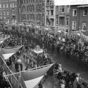 Huwelijk prinses Beatrix en Claus von Amsberg , Gouden Koets in Raadhuisstraat, Bestanddeelnr 918-8925