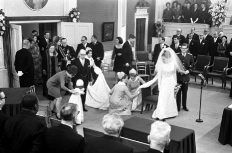 Huwelijk prinses Margriet en mr. Pieter van Vollenhoven bruidspaar komt trouwzaa, Bestanddeelnr 919-9635